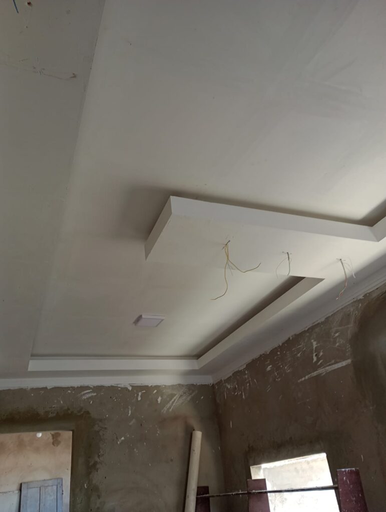 Ola sou me chamo Filipe Estou extremamente grato por ter recebido esta incrível oportunidade de realizar este curso. Gostaria de expressar minha profunda gratidão e reconhecimento a todos os responsáveis por me concederem essa chance de ampliar meus conhecimentos e habilidades. Com esse curso aprendi a fazer forro liso molduras sancas e rebaixamentos