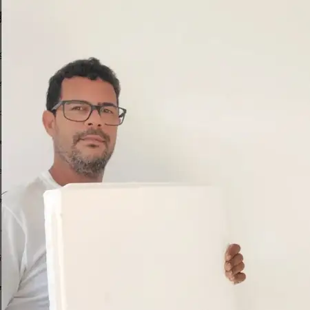 Professor Itamar segurando placa de gesso – Curso Forro de Gesso Lucrativo